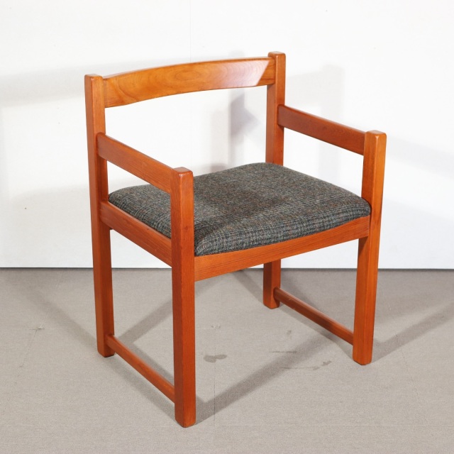 英国製ダイニングチェア。木目の流れが穏やかなチーク材北欧ヴィンテージ。空間に品を添える。