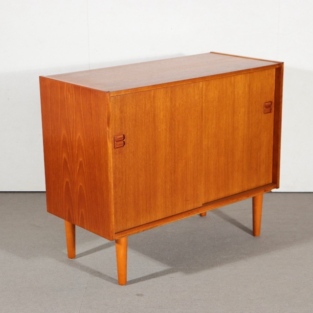 デンマーク製のキャビネット。チーク材の穏やかな表情が印象的な北欧ヴィンテージ。控えめな上品さが魅力の一台。