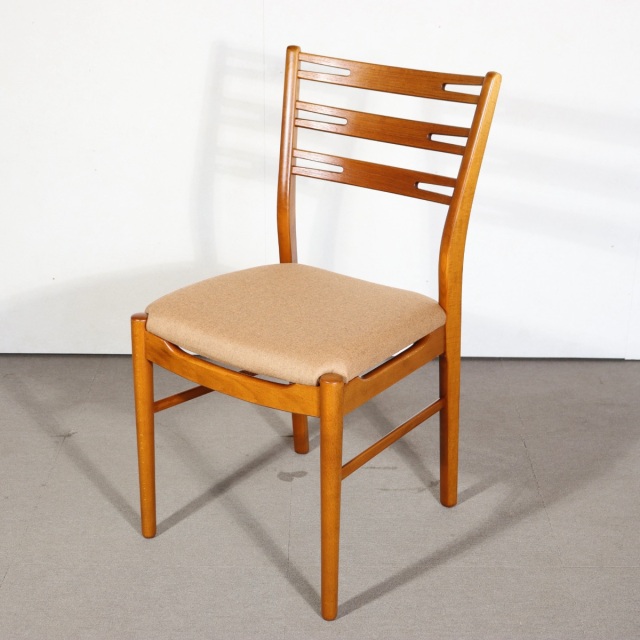 デンマーク製ダイニングチェア。木の温度を感じるチーク材北欧ヴィンテージ。柔らかな空気を纏う。