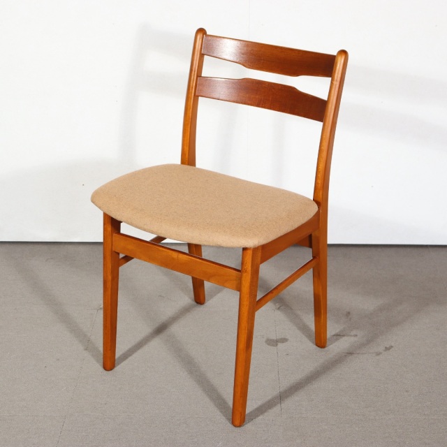 デンマーク製ダイニングチェア。木の温度を感じるチーク材北欧ヴィンテージ。柔らかな空気を纏う。