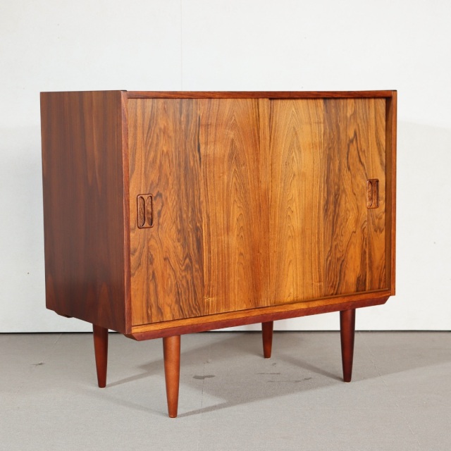 デンマーク製キャビネット。落ち着いた色艶が印象的なチーク材北欧ヴィンテージ。上品な一台。