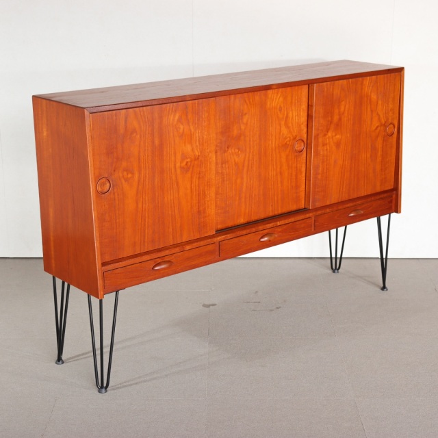 デンマーク製サイドボード。 チーク材の自然な表情が魅力の北欧ヴィンテージ。静かな佇まい。