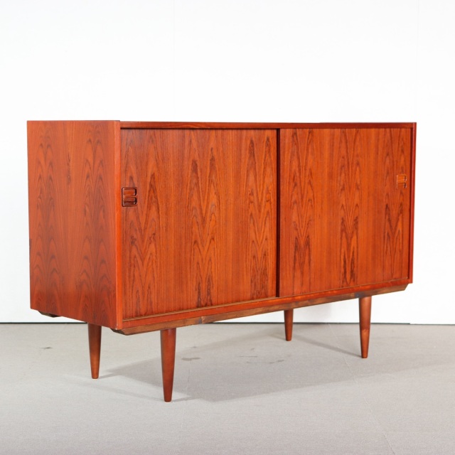 デンマーク製サイドボード。チーク材の木目が静かに語る北欧ヴィンテージ。穏やかな美しさ。