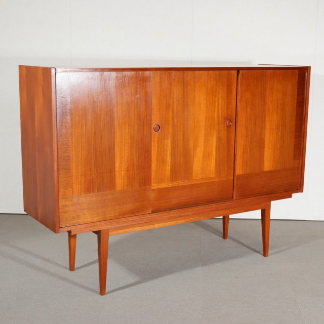 デンマーク製のサイドボード。深みのある色調が魅力のチーク材北欧ヴィンテージ。静かに佇む上質な存在感。