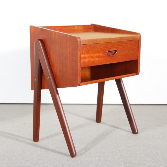 デンマーク製のベッドサイドキャビネット。 チーク材の木目が織りなす表情が魅力の北欧ヴィンテージ。経年の味わいを楽しめる。