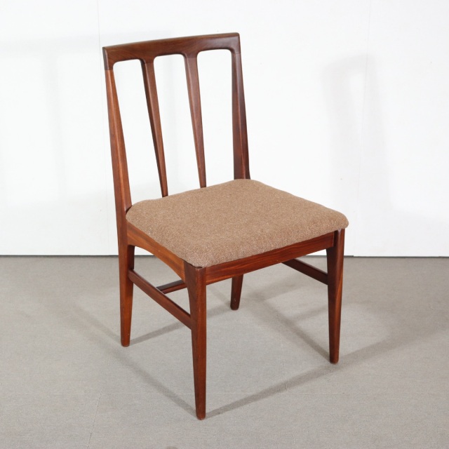 ヤンガーYOUNGER製のダイニングチェア。アフロモシアの木目が美しい北欧ヴィンテージ。時を重ねても輝きを失わない上質な一脚。