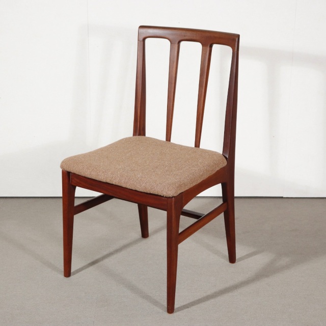 ヤンガーYOUNGER製のダイニングチェア。アフロモシアの木目が美しい北欧ヴィンテージ。時を重ねても輝きを失わない上質な一脚。