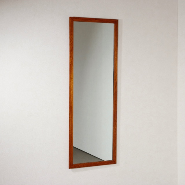 英国ヴィンテージの壁掛けミラー。自然な艶と温かみが魅力の北欧ヴィンテージ。チーク材の美しさが際立つ一台。