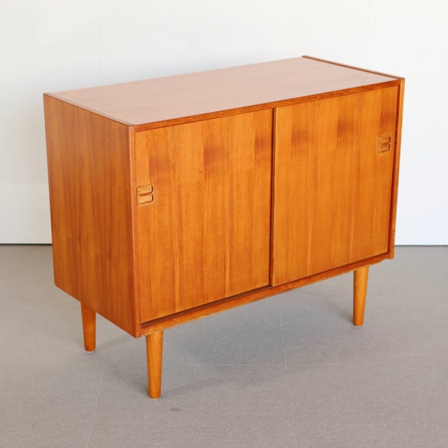 デンマーク製のキャビネット。深みある木目と柔らかな艶が魅力の北欧ヴィンテージ。チーク材の優しさが光る。