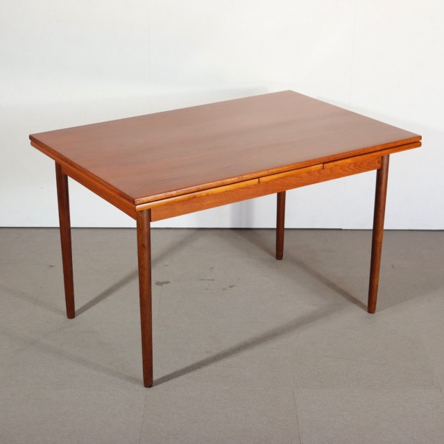 デンマーク製ダイニングテーブル。北欧ヴィンテージ家具のチーク材で落ち着いた表情。