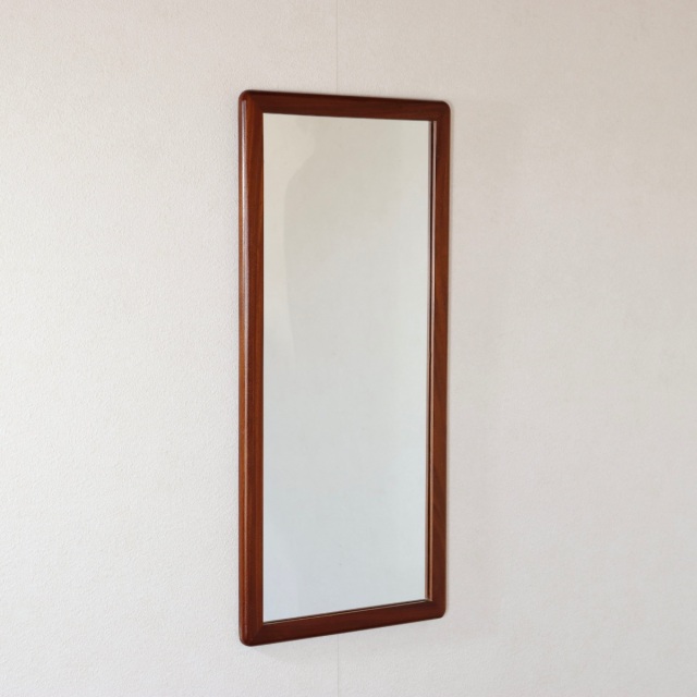 英国製壁掛けミラー。深みのある色調が魅力のチーク材北欧ヴィンテージ。静かに佇む上質な存在感。