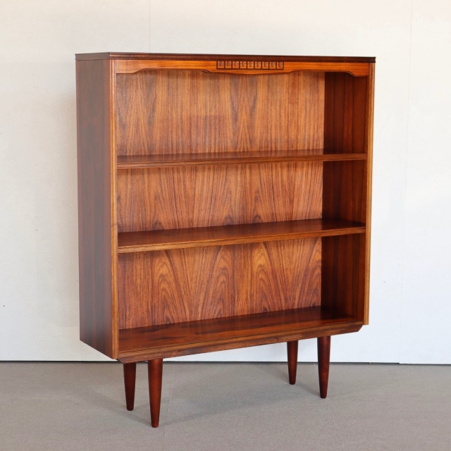 デンマーク製のブックケース。チーク材の落ち着いた色味が印象的な北欧ヴィンテージ。静かに佇む上品な家具。