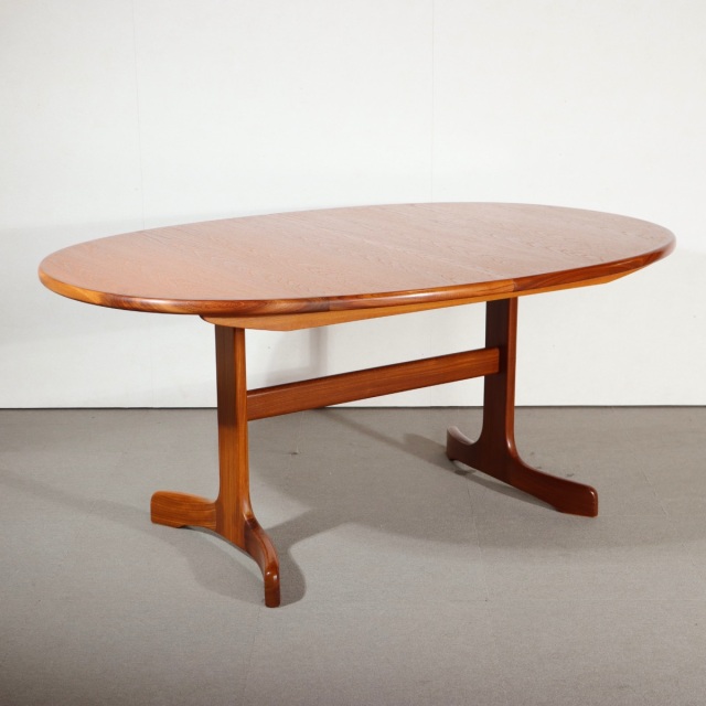 ジープランG-PLANのダイニングテーブル。楕円形。チーク材の落ち着いた色味が空間を整える。