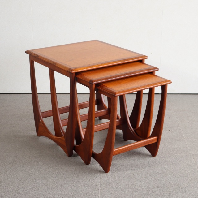 ジープランのネストテーブル