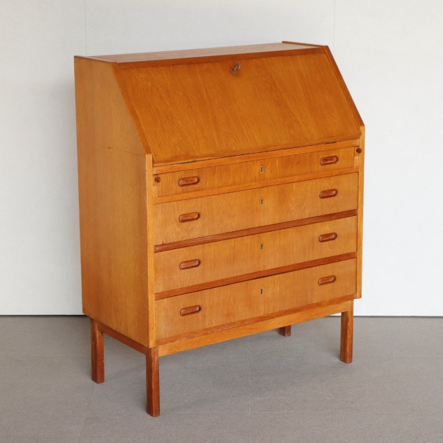 デンマーク製のビューロー。時間を重ねて深みを増したチーク材。北欧ヴィンテージらしい静かな美しさ。