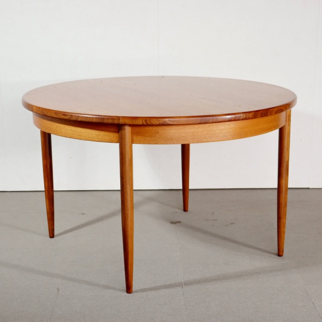 ジープランG-PLANラウンドダイニングテーブル。木の個性を感じるチーク材北欧ヴィンテージ。自然な美しさ。