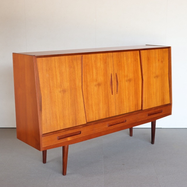 デンマーク製のサイドボード。自然の風合いが美しいチーク材の北欧ヴィンテージ。穏やかな存在感を放つ一台。