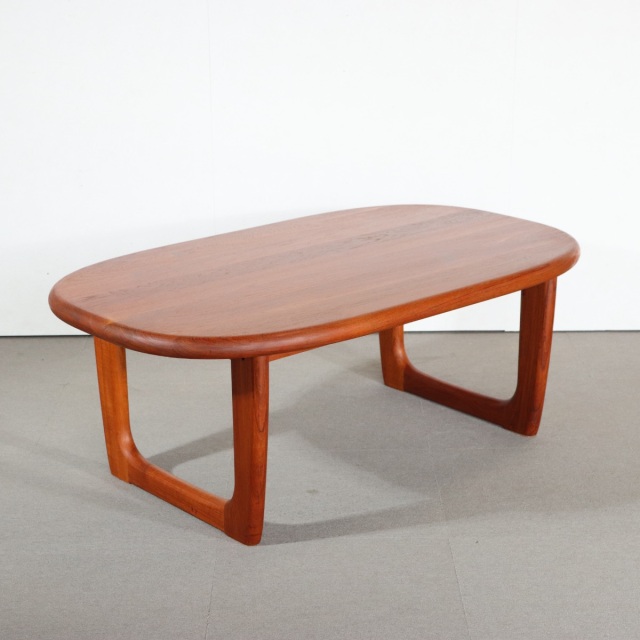 デンマーク製のコーヒーテーブル。柔らかな木肌が魅力のチーク材北欧ヴィンテージ。日常に穏やかな艶を添える。