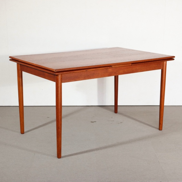 デンマーク製ダイニングテーブル。木の温度を感じるチーク材北欧ヴィンテージ。柔らかな空気を纏う。