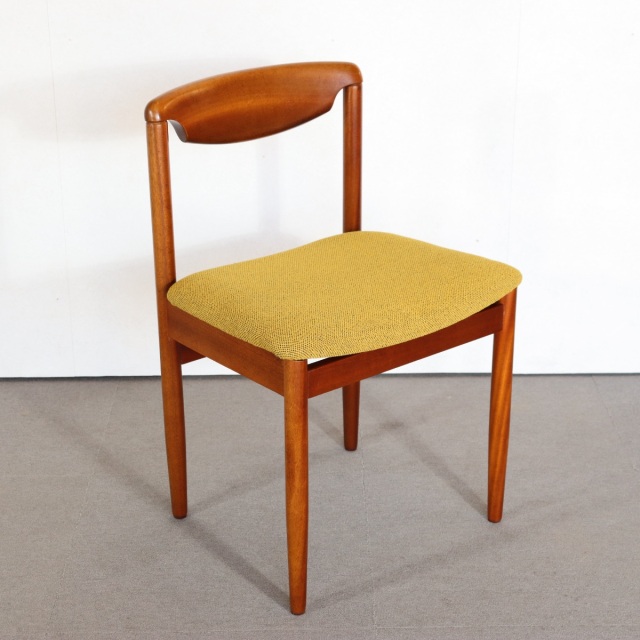 英国製ダイニングチェア。上品な木目と優しい艶をまとった北欧ヴィンテージ。静けさを感じる上質な佇まい。