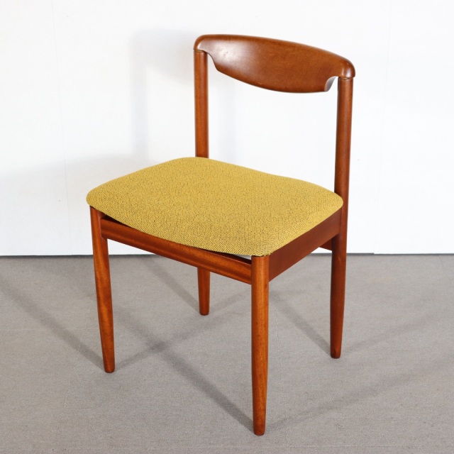 英国製ダイニングチェア。チーク材の深い色合いが美しい北欧ヴィンテージ。空間に品ある温もりを添える一脚。