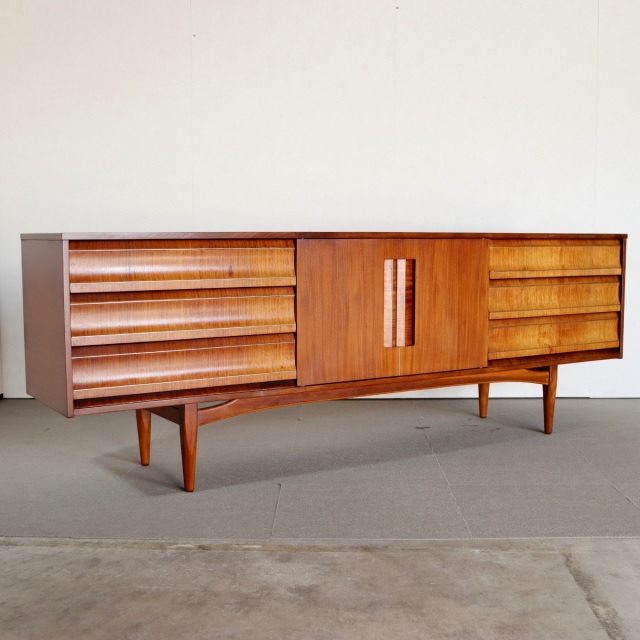 エリオッツオブニューベリーのサイドボード。チーク材の深い色味が魅力の北欧ヴィンテージ。時間を感じる佇まい。