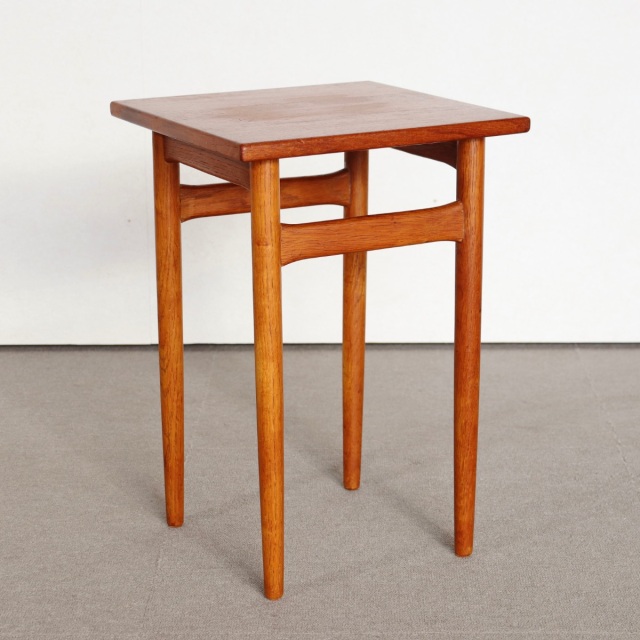 デンマーク製コーヒーテーブル。チーク材の豊かな木目が魅力の北欧ヴィンテージ。静かに時を重ねた深みがある。