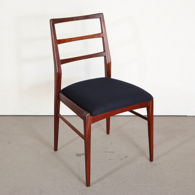 リチャード・ホーンビーのダイニングチェア。木目の表情が美しい北欧ヴィンテージ。静かな存在感。