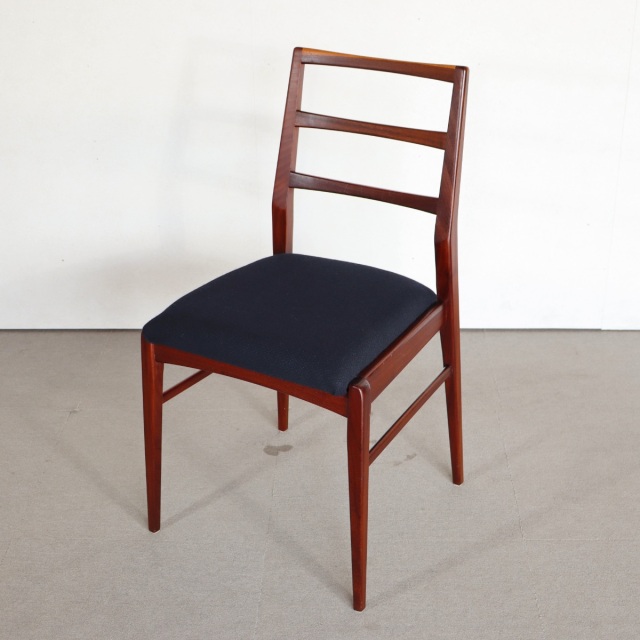 リチャード・ホーンビーのダイニングチェア。木目の表情が美しい北欧ヴィンテージ。静かな存在感。