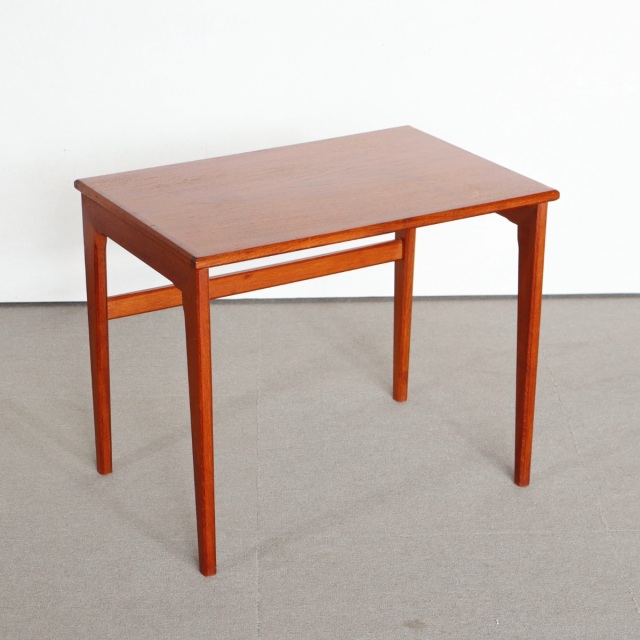 デンマーク製コーヒーテーブル。経年の風合いが美しいチーク材の北欧ヴィンテージ。落ち着いた空気を纏う一台。