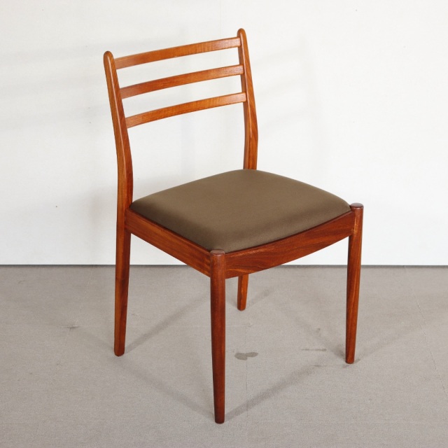 ジープランG-PLANのダイニングチェア。 チーク材の穏やかな艶が印象的な北欧ヴィンテージ。控えめな品格。