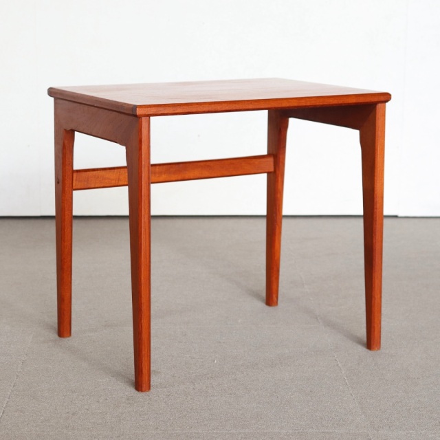 デンマーク製コーヒーテーブル。柔らかな木目が空間に馴染む北欧ヴィンテージ。上品な艶をまとった一台。