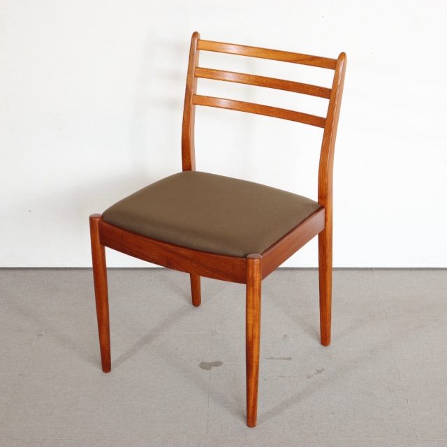 ジープランG-PLANのダイニングチェア。 チーク材の穏やかな艶が印象的な北欧ヴィンテージ。控えめな品格。
