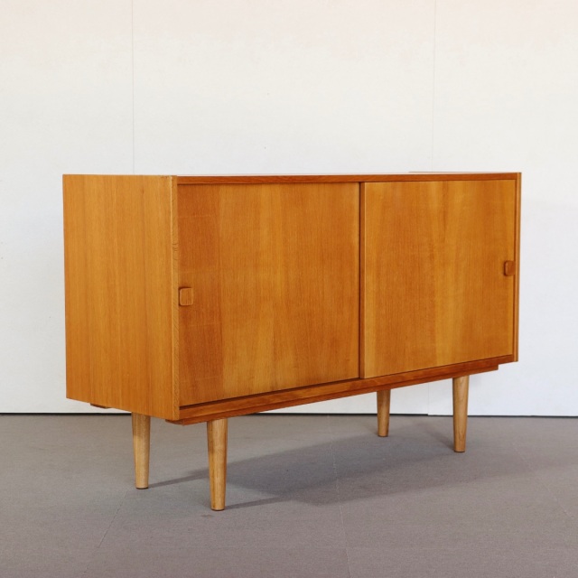 デンマーク製キャビネット。穏やかなチークの木目が美しい北欧ヴィンテージ。時間が磨いた艶が印象的。