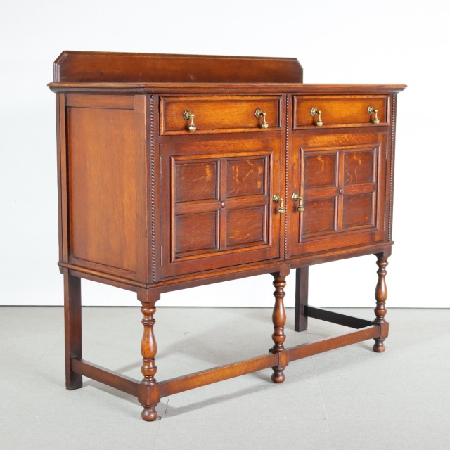 1930年代のサイドボード。オーク材の木目が静かな印象。