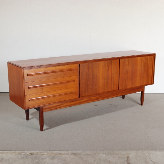 ホワイトアンドニュートンのサイドボード。木の温もりが伝わるチーク材北欧ヴィンテージ。自然体の魅力。