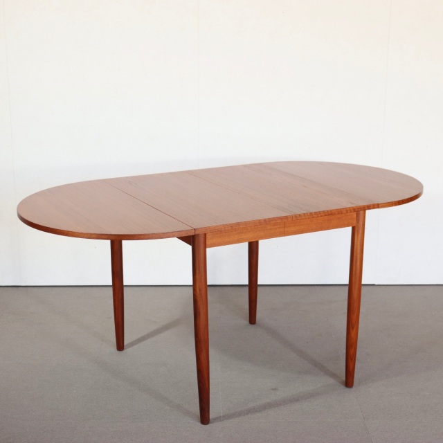 デンマーク製拡張式ダイニングテーブル。チーク材の木目が美しい北欧ヴィンテージ。時を重ねても輝きを失わない上質な一台。