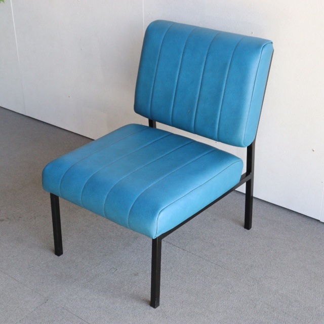 ブルーの座面のソファ