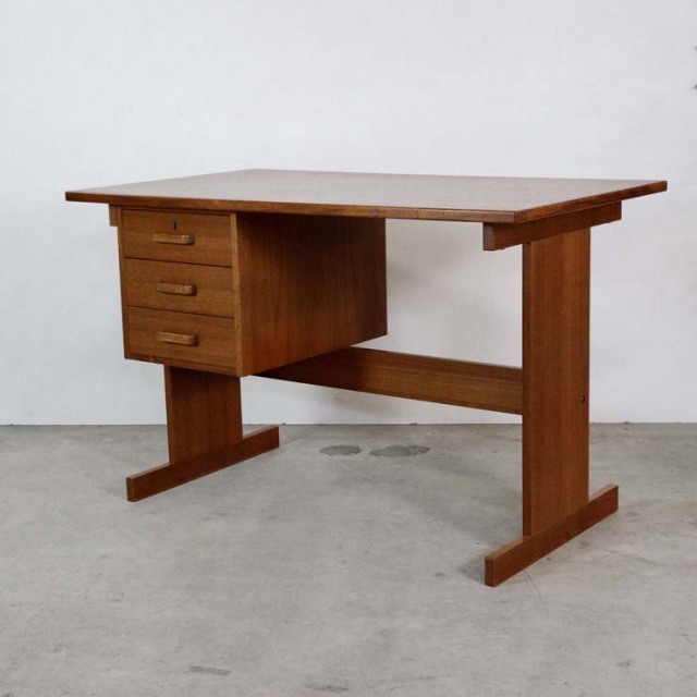 デンマーク製のヴィンテージデスク。左側に引出し3段あり。23009