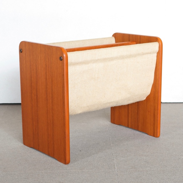 デンマーク製マガジンラック。自然の風合いが美しいチーク材の北欧ヴィンテージ。穏やかな存在感を放つ一台。