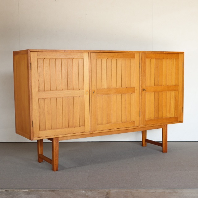 デンマーク製カート・ウストヴィによるサイドボード。深みある木目と柔らかな艶が魅力の北欧ヴィンテージ。オーク材の優しさが光る。