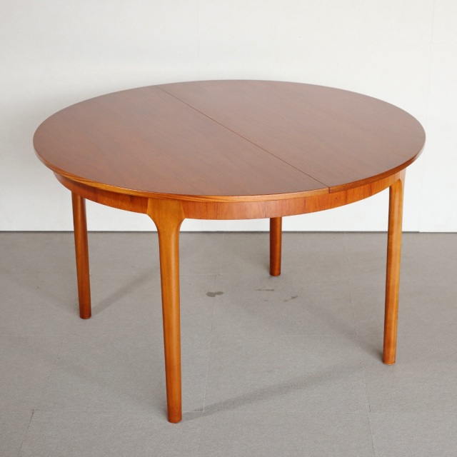 マッキントッシュMcIntoshラウンドダイニングテーブル。深みある艶を纏うチーク材北欧ヴィンテージ。落ち着いた美しさ。