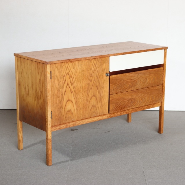 ジープランG-PLANキャビネット。 木の温もりが伝わるオーク材北欧ヴィンテージ。自然体の魅力。