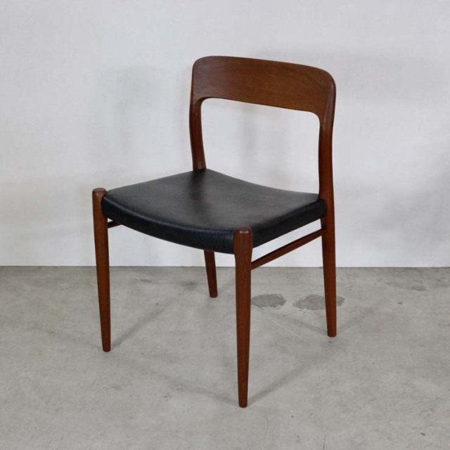 木製で座面は黒レザーのヴィンテージダイニングチェア、23182b