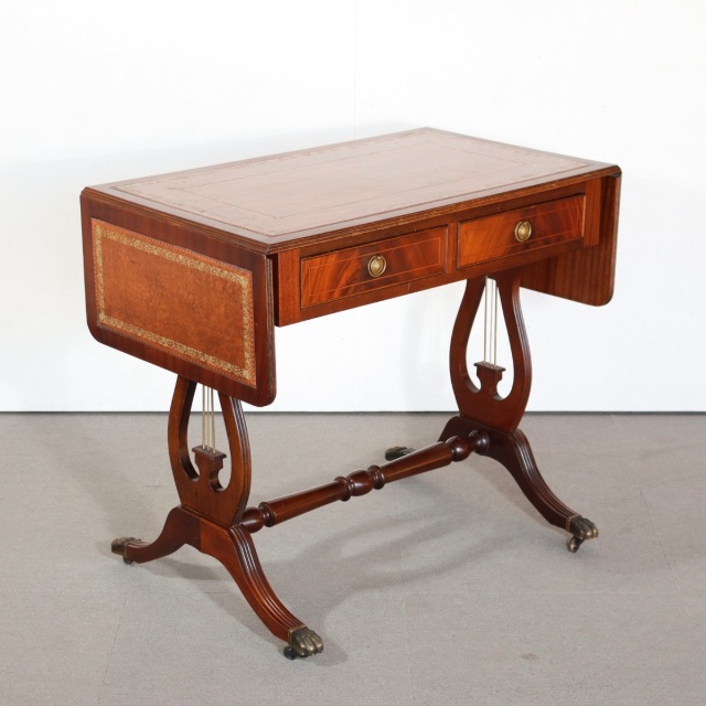 英国製レザートップデスク。木材の色合いに深みを感じるアンティーク。穏やかで上品な佇まい。