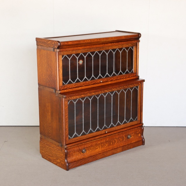 グローブ・ヴェルニッケのブックケース。100年前のガラスの雰囲気がアナログで良い。