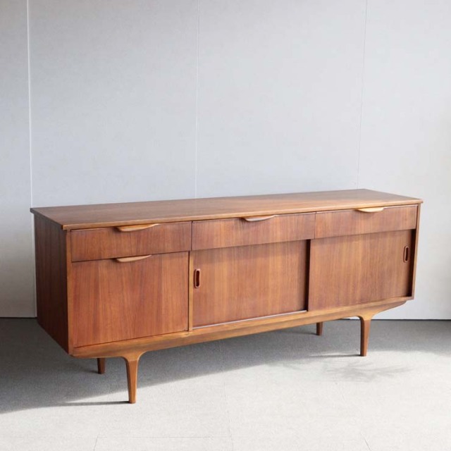 英国ヴィンテージのサイドボード。ミッドセンチュリーモダンデザイン。