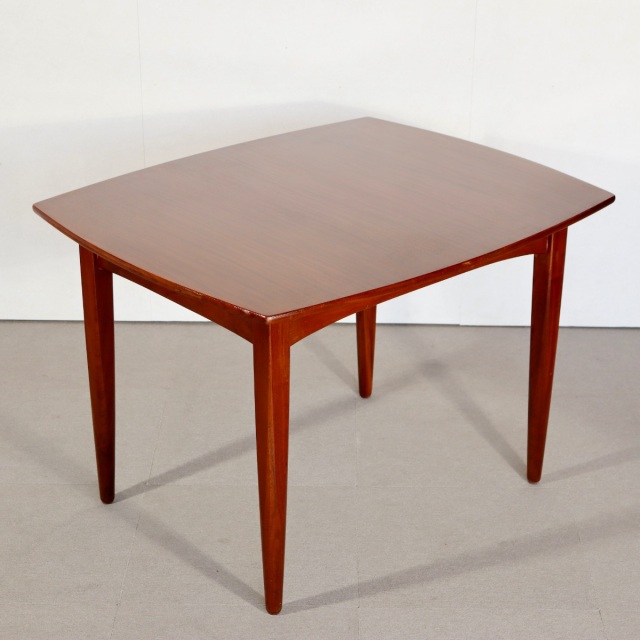 エリオッツオブニューベリーのダイニングテーブル。木材の自然な色合いが魅力の北欧ヴィンテージ。静かな存在。