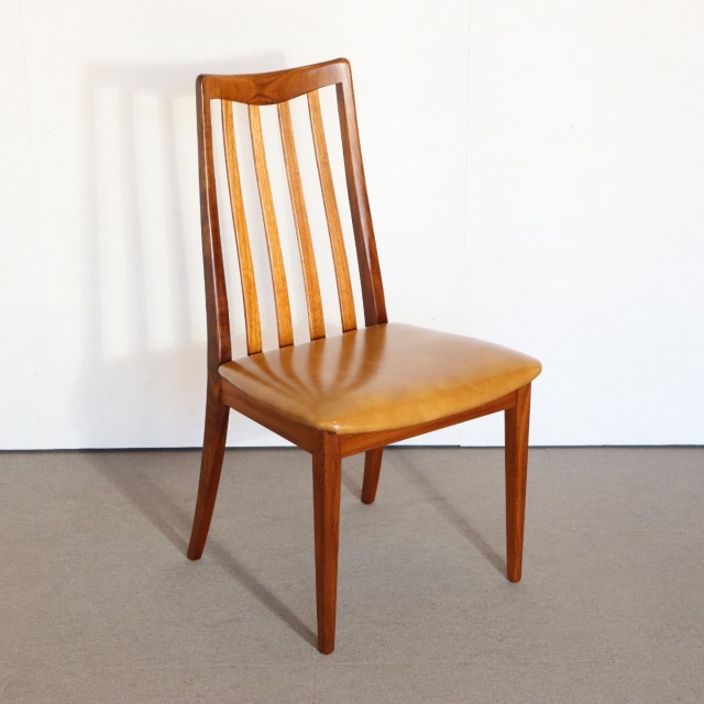 ジープランG-PLANのダイニングチェア。経年の風合いが美しいチーク材の北欧ヴィンテージ。落ち着いた空気を纏う一台。