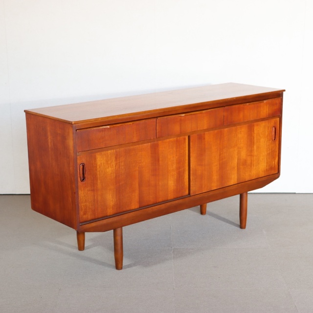 サイドボード。チーク材の木目がやさしく映える北欧ヴィンテージ。品のある空気感。